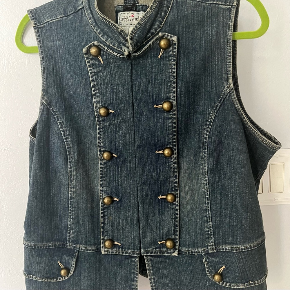Size X-LARGE Hook/Eye Sleeveless Vest